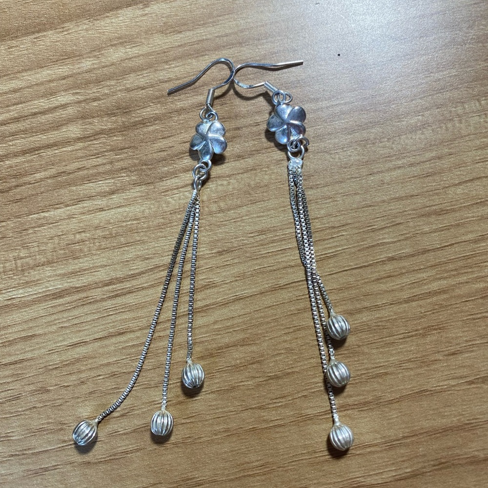 Beautiful Flower Earring - Picture 3 of 3
